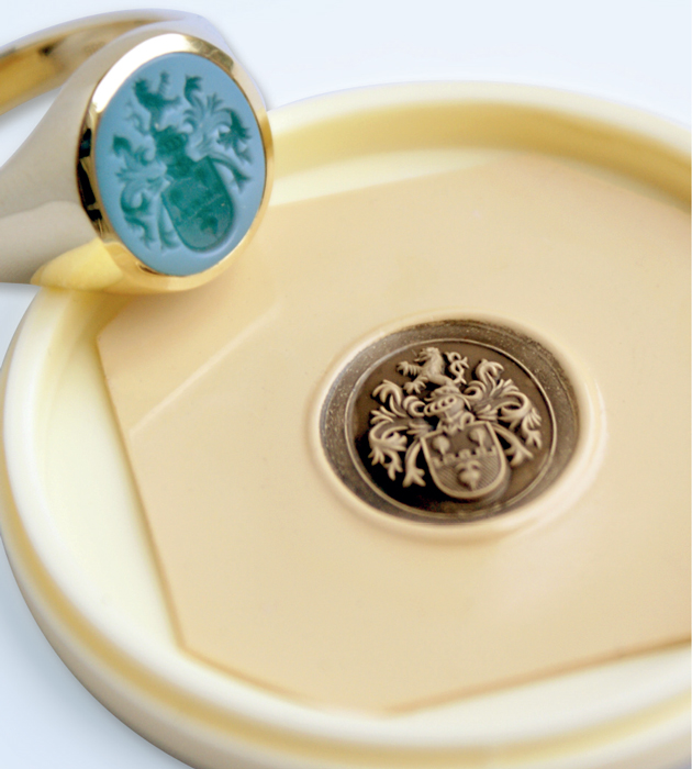Signet ring with green-white layer stone